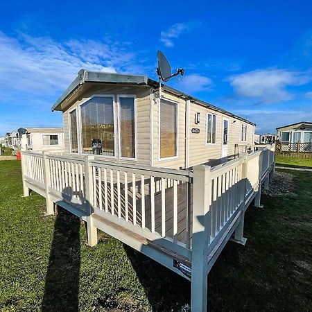 Lovely Caravan With Spacious Decking At North Denes In Suffolk, Ref 40134Nd Lowestoft Eksteriør billede
