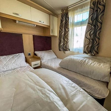 Lovely Caravan With Spacious Decking At North Denes In Suffolk, Ref 40134Nd Lowestoft Eksteriør billede