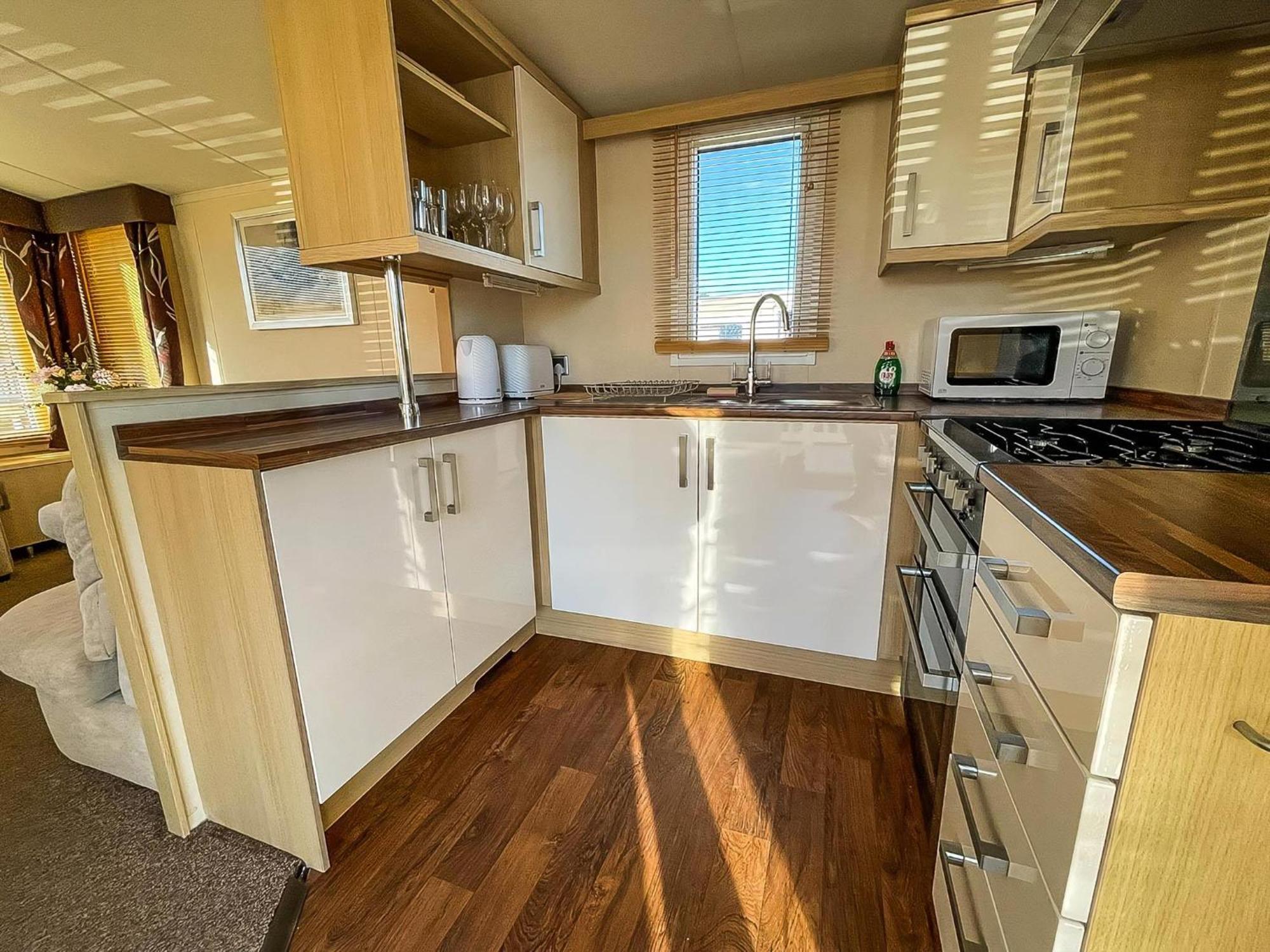 Lovely Caravan With Spacious Decking At North Denes In Suffolk, Ref 40134Nd Lowestoft Eksteriør billede