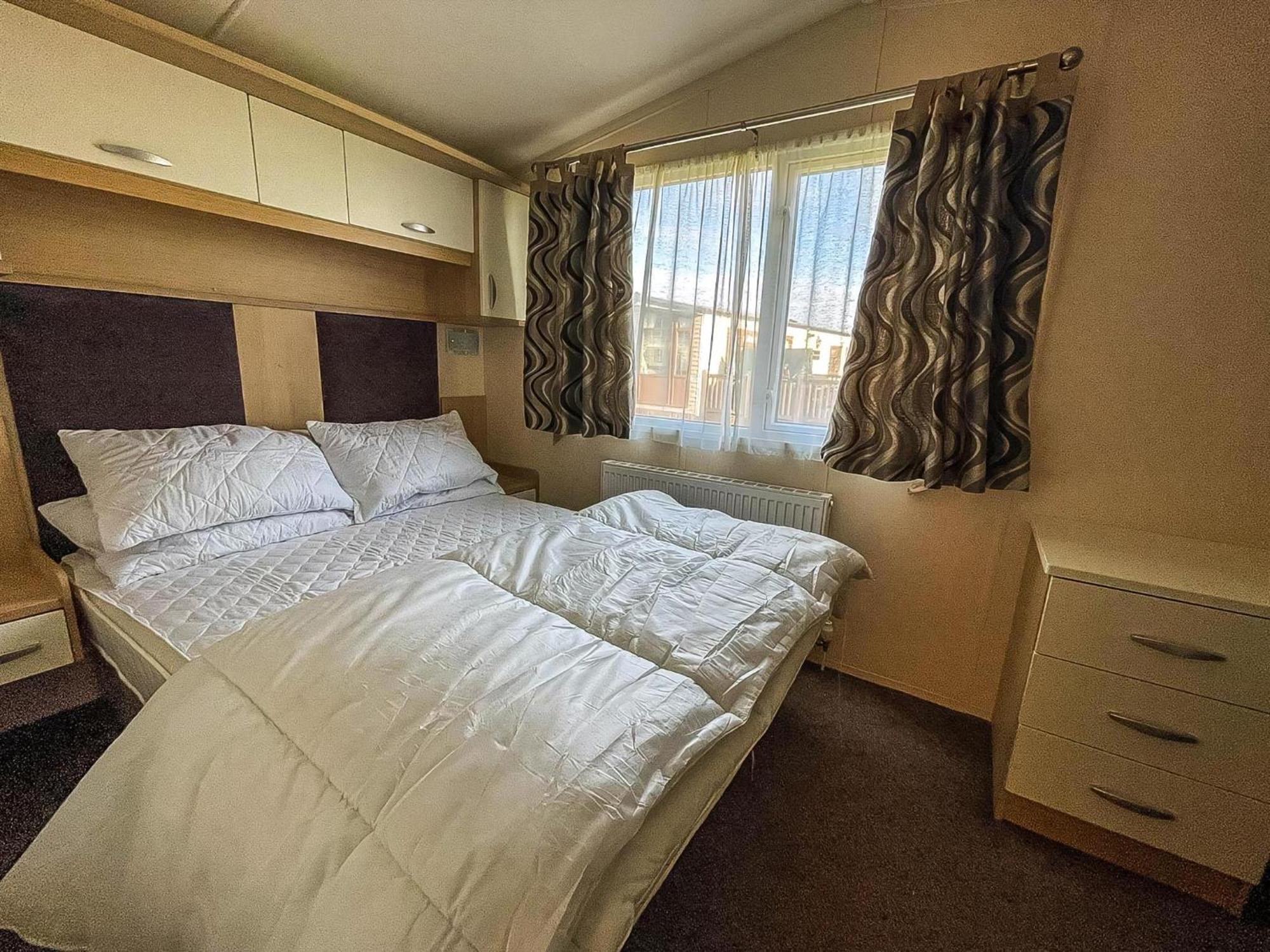 Lovely Caravan With Spacious Decking At North Denes In Suffolk, Ref 40134Nd Lowestoft Eksteriør billede