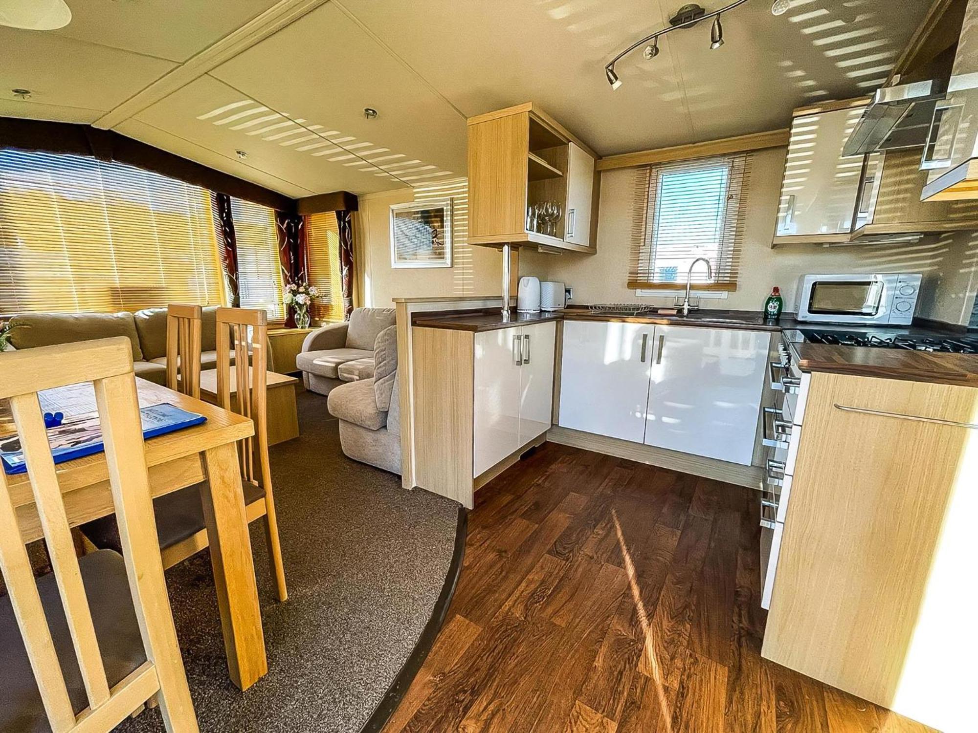 Lovely Caravan With Spacious Decking At North Denes In Suffolk, Ref 40134Nd Lowestoft Eksteriør billede