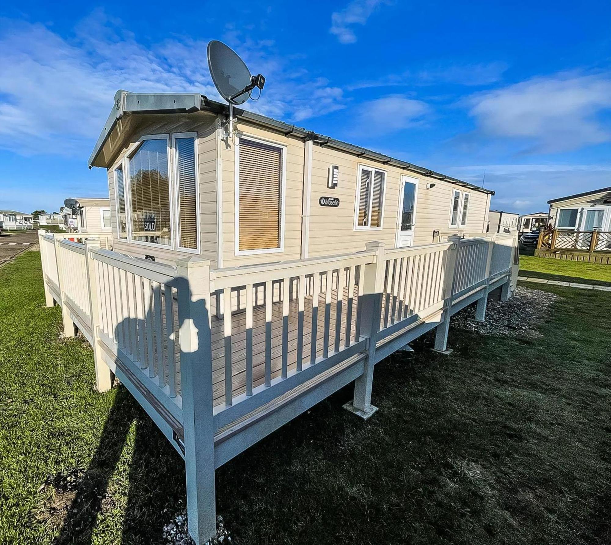 Lovely Caravan With Spacious Decking At North Denes In Suffolk, Ref 40134Nd Lowestoft Eksteriør billede