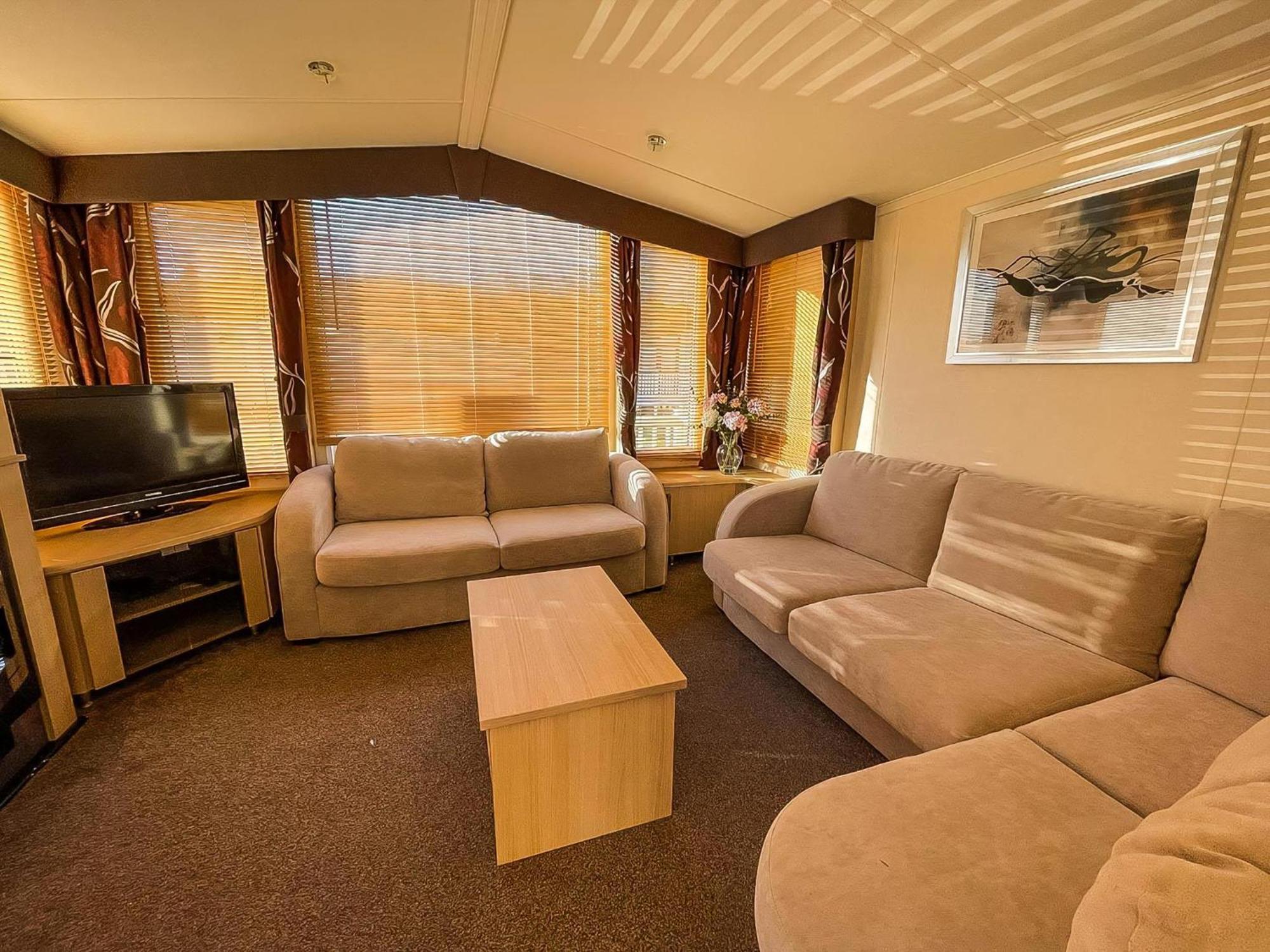 Lovely Caravan With Spacious Decking At North Denes In Suffolk, Ref 40134Nd Lowestoft Eksteriør billede