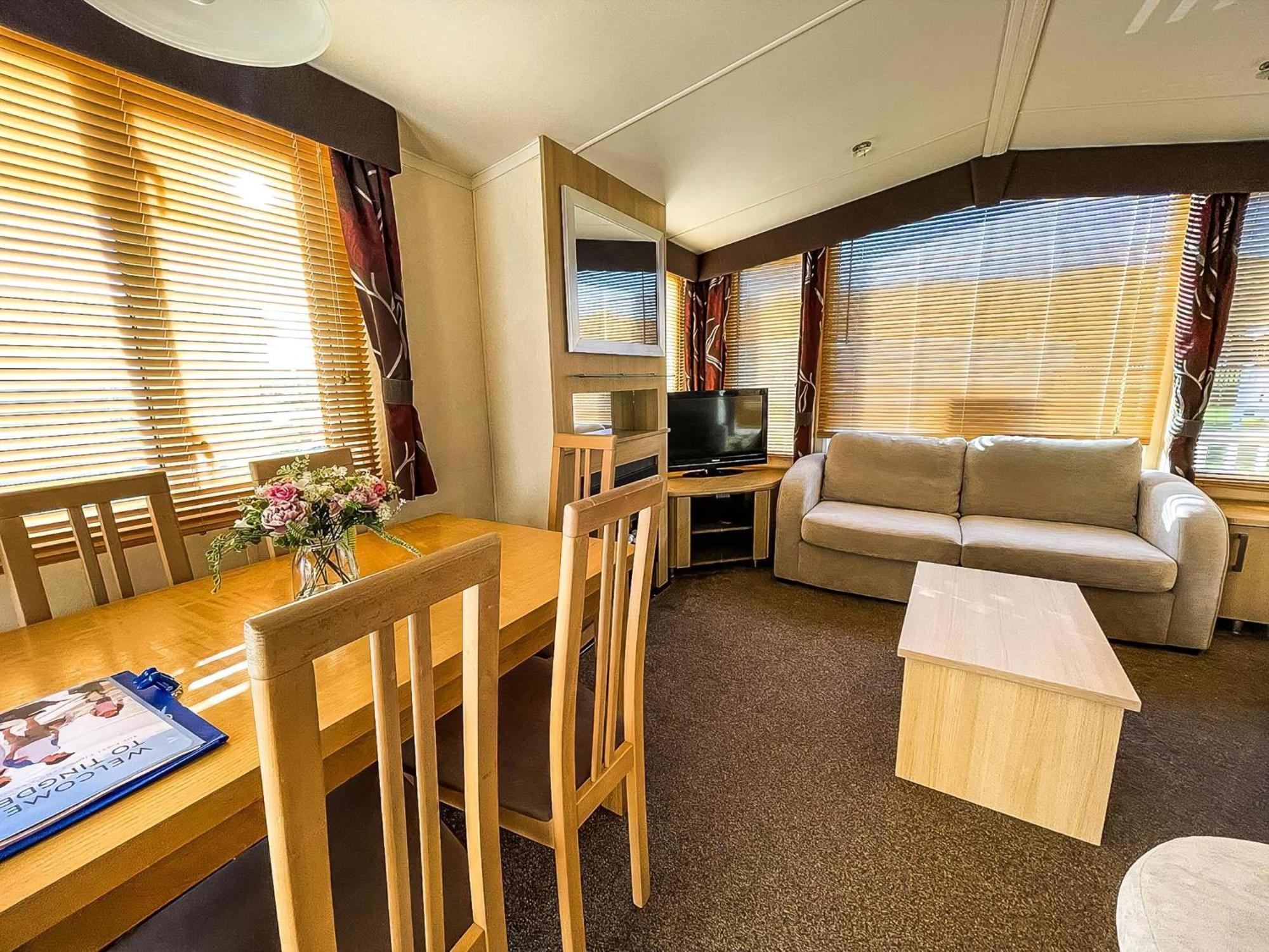 Lovely Caravan With Spacious Decking At North Denes In Suffolk, Ref 40134Nd Lowestoft Eksteriør billede